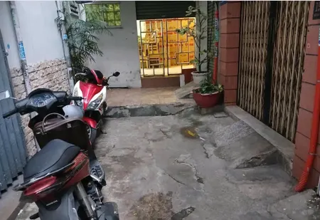 NHÀ TRỐNG GIAO NGAY - NGAY SÁT MẶT TIỀN - QUẬN 10