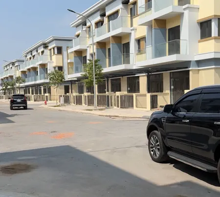 Vị trí đắc địa 2 mặt tiền KDC Iris, view hồ bơi, 130m2, QL 50, Cần Giuộc, Long An