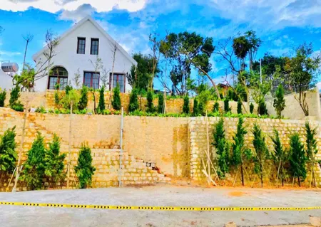 Bán nhà sân vườn view đẹp mặt tiền kinh doanh khu dân cư trung tâm Đà Lạt