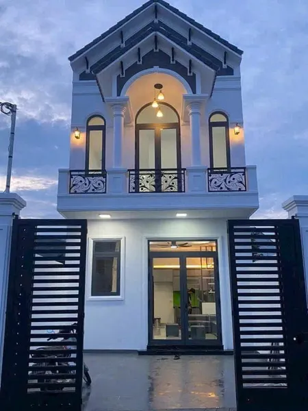 Nhà trệt lầu mái thái , trung tâm P. Phú Lợi chuẩn bị hoàn thiện ,  Nhà TK : PK , 3PN, PT,Bếp, Giếng trời, sân ôtô , nội thất cơ bản, đường nhựa 4,5m   Dt: 88,2 m , ngang 5 nở hậu , dài 17 m , tc 60  Giá 3,8 tỷ chốt ktl  GPXD cấp chính ,