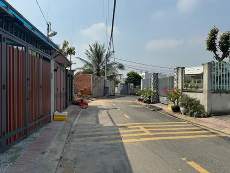 Đất 2mt  fuf thổ có 47 căn hộ.đường 102  . thu nhập 155  triệu /tháng