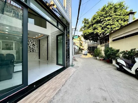 TRỢ DUYÊN . Bán nhà mới Nguyễn thượng Hiền. Hẽm xe hơi ngủ trong nhà.Gần mặt đường chính