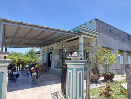 0938113403-Nhà Nhĩ Sự - Ninh Thân, Ninh Hòa, Khánh Hòa Dt: 496,9m², ngang 14,8 dài 28m, 60m² thổ Kết cấu: 1 PT, 1 PK, 2 PN, 1 PB, 1 WC Cách bê tông 24m, cách QL26 1,7km, cách TT thị xã Ninh Hòa 5,8km (10 phút xe máy) Khu dân cư đông, còn dư phía sau nhà c