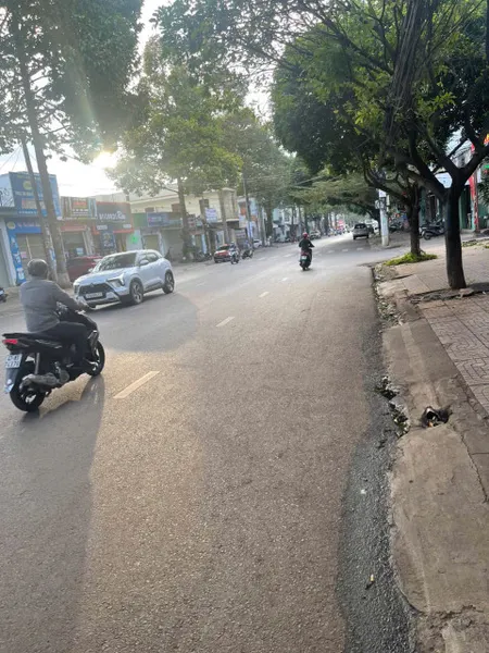 Cần bán mặt tiền mai hắc đế 
Địa điểm ngay ngã tư nhìn đâu cũng ra tiền