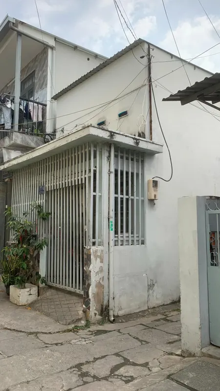 Bán nhà cấp 4 chính chủ có gác, ba mặt đường thoáng mát, cách đường Tô Ngọc Vân 100m, Phạm Văn Đồng 200m
