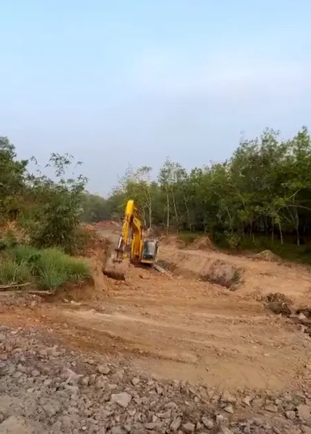 cần bán gấp đất 100% thổ cư giá rẻ, tiếp giáp đường trường chinh mới phường Ninh Thạnh tp tây ninh, rộng 30m đang thi công (địa chỉ trên sổ là cũ chưa cập nhập sổ mới)