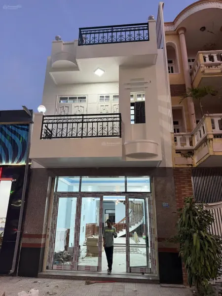 Cho thuê nhà mới 100%, 3 tầng, 4 phòng ngủ mặt tiền tại 537 Nguyễn Tất Thành, P. Xuân Hà