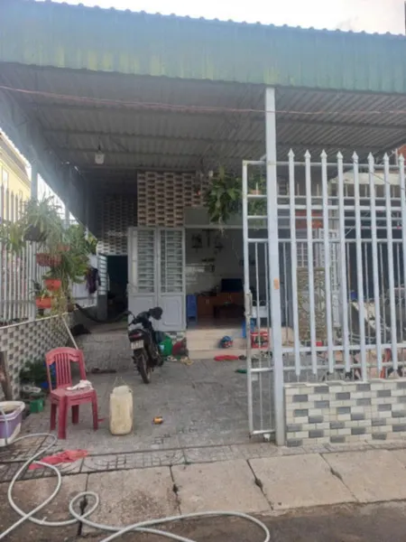Chính chủ bán nhà ở thoáng mát, có chỗ để ô tô. Tiện ích