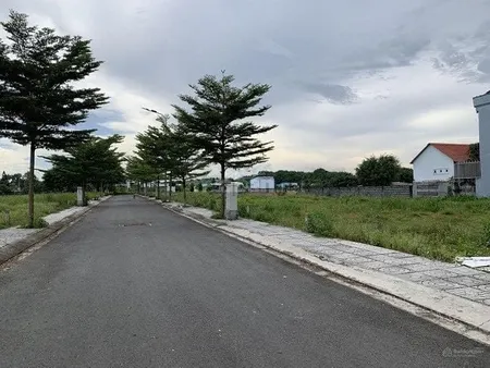 Bán gấp đất ngay MT đường, gần chợ đầu mối Thủ Đức , vị trí đẹp ,giá chỉ 2 Tỷ 350