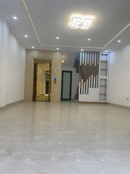 NHÀ 5 TẦNG MỚI TINH – THANG MÁY – Ô TÔ VÀO NHÀ – VỊ TRÍ ĐẮC ĐỊA