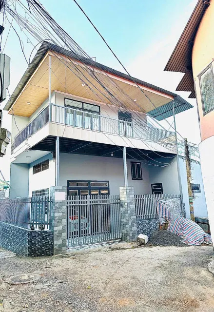 SIÊU PHẨM NHÀ MÊ GÓC HAI MẶT TIỀN➖TRUNG TÂM PHỐ CỔ NGAY CHỢ BMT GIÁ CHỈ 2️⃣7️⃣5️⃣0️⃣   ✅Diện tích 8m✖️15m.  ✅Thổ cư 100% ✅ Hướng BẮC ➖ TÂY  Nhà thiết kế: Một trệt, một mê lửng, một lầu. Công năng sử dụng: 2 phòng ngủ lớn và có toilet trong phòng, bếp liền