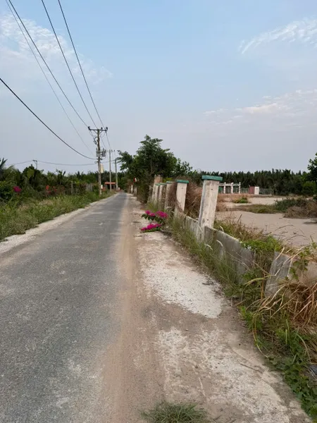 240m2 có 61m2 thổ ngang 10m x 24m , mặt tiền đường xe hơi tận nơi, 2,2 tỷ.thích hợp làm nhà vườn