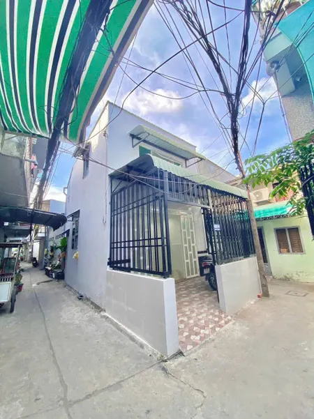 ngôi nhà trệt lầu góc 3 mặt tiền, hẻm 90 Hùng Vương, trung tâm Ninh Kiều