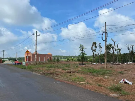 Kẹt tiền sang gấp 200m2 đất mt 12 ngay chợ, kcn tiện xây trọ giá 290tr