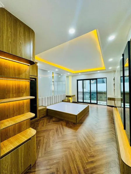 TOÀ NHÀ KINH DOANH - NGAY NGÃ TƯ ĐẠI LA - BẠCH MAI