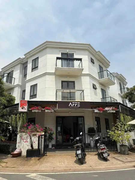Bán nhà góc ngã tư đã có sổ. Đường số 4 . Kdc sim cyty