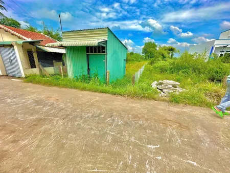 mặt đường Nguyễn Thị Tầm cách 833 ( chợ Binh lãng 450m) - dt :1700mv ( có 6x25m2 thổ) - gia : 1.5ty