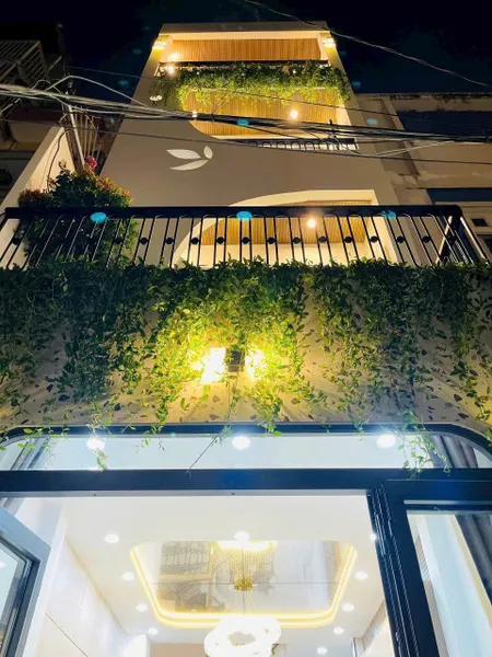 Hẻm 1 sẹt ngắn, xe hơi đậu cửa, cách mặt tiền chỉ 10m.