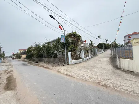 Cần bán nhanh lô đất 100m2 tại xã Giao Phong, mặt tiền 5m, thế đất vuông vắn. Đường thông các ngả, ô tô tránh, xung quanh dân cư đông đúc toàn biệt thự.