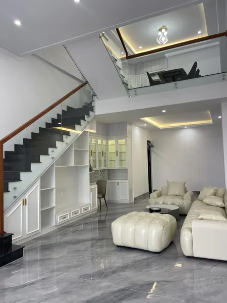 Mặt tiền đường nối 220 lêMặt tiền đường nối 220 lê duẩn c, dương xe lớn và học sinh qua lại nhiều duẩn c, dương xe lớn và học sinh qua lại nhiềuNhà nằm gần ngã 4 nên thuận tiện nha cNhà nhiều phòng và có sẵn mặt bằng kinh doanh ạ