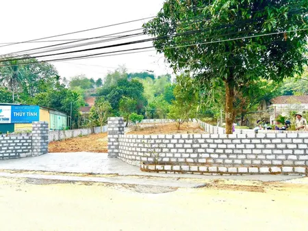 Đất mặt đường apphan thông thoáng rộng rãi .