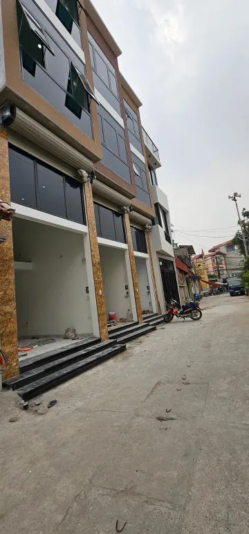 Siêu phẩm Trinh Lương, ô tô tải đỗ cửa