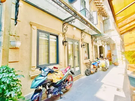 Nhờ đăng bán hộ căn nhà cạnh Hàng Mã 45m2, mặt tiền 6m, sử dụng hơn 100m2, một bước ra phố.