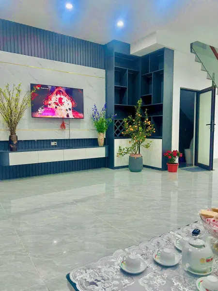 Chính chủ cần bán Nhà 3 tầng 2 mặt tiền - Trục chính đường Tân Quang - Gia Sàng, TP Thái Nguyên, tỉnh Thái Nguyên. (Cách siêu thị BigC Go 400m) - Diện tích 63m2 full thổ cư mt 6m vuông vắn với 3 phòng ngủ khép kín - Đường 2 ô tô tránh nhau thoải mái  - Đã