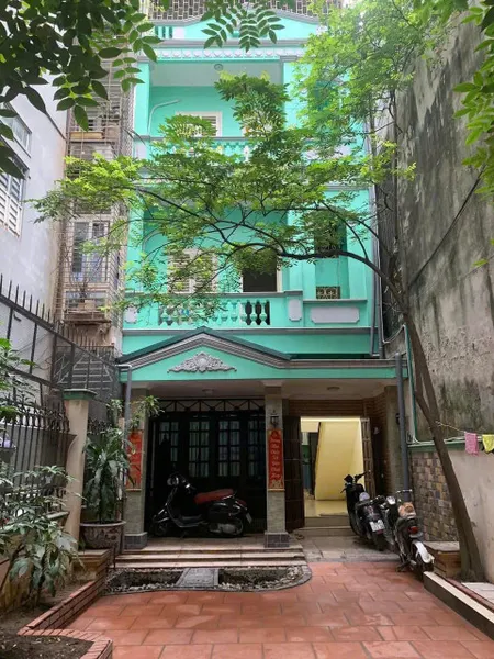 Cho thuê nhà KD, VP, ở ngõ Chùa Láng, 4 tầng, 100m2, 3 ngủ, 3 vệ sinh 12 Triệu vào ngay
