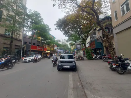 CHO THUÊ MBKD - NHÀ MẶT PHỐ KHU VỰC NGÃ 6 Ô CHỢ DỪA - ĐỐNG ĐA - 80M2, VỈA HÈ RỘNG 4M - VP CTY, PGD NGÂN HÀNG, PHÒNG KHÁM...