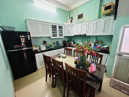Cho thuê nhà KD sạch, VP, ở hộ gia đình Phố Nguyễn Chính 3 tầng x 42m2, 2 ngủ, 10 Triệu