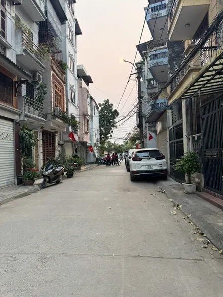 Nhà dân xây. Gia Quất Long Biên. 51m2. 4 tầng. Ngõ thông ÔTÔ.