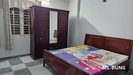 Chính chủ cho thuê nhà 3 tầng nguyên căn với 4 PN có điều hòa , 4 WC, bếp ăn. Nội thất cơ bản. Có máy giặt, wifi. Nhà có ban công, sân thượng rất thoáng mát.