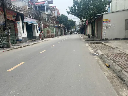 Diện tích: 85 m² mặt tiền 5 m giá 4 tỷ  Ưu điểm nổi bật:
 Đường trước nhà rộng – 3 ô tô tránh nhau thoải mái
 Vỉa hè rộng, trẻ em đá bóng vô tư