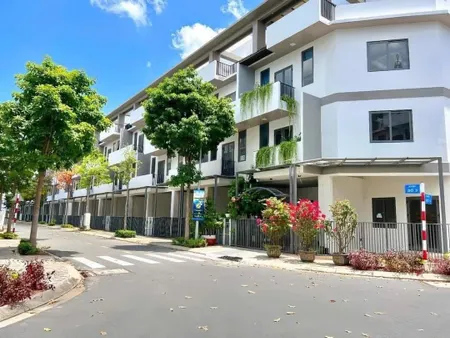 Cần bán căn nhà phố ven sông vàm cỏ đông, thị trấn Bến Lức Long An. Giá rẻ.