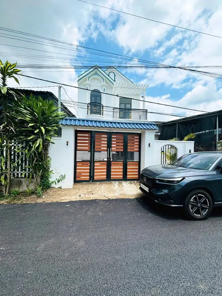 Bán Nhà mái 2 tầng Thái mặt tiền Đường Nhựa Đồng Ngôn - Diên Sơn - Diên Khánh dt 105m2 bán : 1ty999tr  Trần Yên Trinh
