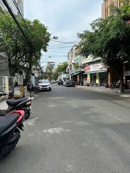 Cần bán 2 căn nhà mặt tiền đường Bà Triệu - Nha Trang dt 202m2 bán: 27 tỷ Liên hệ: phạm hải