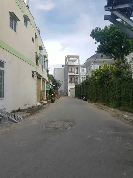 Nhà 2mt hẻm p Long Trường, tp Thủ Đức  dt 110m2 2 lầu 4pn 5wc giá 6,5 tỷ