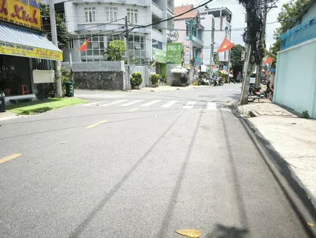 Nhà mặt tiền đường Hữu Nghị, vị trí đắc địa, kinh doanh sầm uất. 109m2, 4 tầng kiên cố, 5pn 5wc  rộng rãi, thoải mái. Thiết kế hiện đại, đang thu nhập 500tr/ năm.
