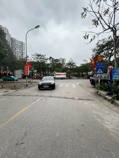 Bán nhà C4 Giang Biên kẻ tạnh, oto thông, 60m x 4m hơn 10 tỷ có tl. LH 0936123469