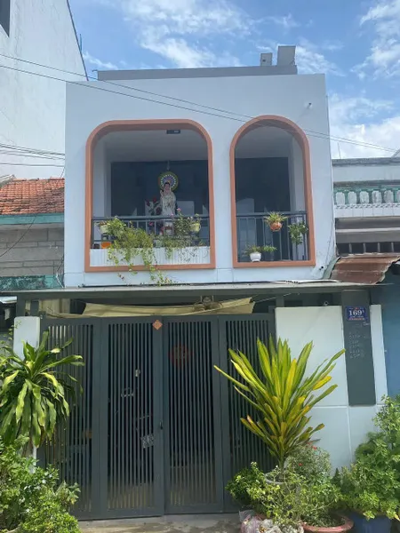 Nhà phố 2 tầng, gần trung tâm, giao thông thuận tiện, sổ hồng riêng. Vào ở ngay