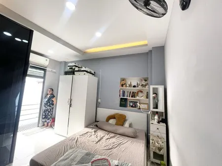NHÀ BÌNH THẠNH - 2.7 TỶ - NHÀ 2 TẦNG XE HƠI ĐỖ CỔNG - NGAY CHỢ BÀ CHIỂU - GIÁP RANH QUẬN 1 - NHÀ MỚI FULL NỘI THẤT.