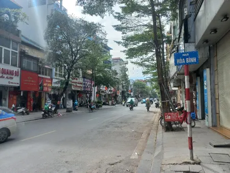 GIỮA TRUNG TÂM ĐỐNG ĐA - ẨN GIẤU 1 CĂN NHÀ KHIẾN AI CŨNG AO ƯỚC
 Ngõ nông như "chiếc chìa khóa bí mật" dẫn thẳng vào căn nhà 4 tầng kiên cố