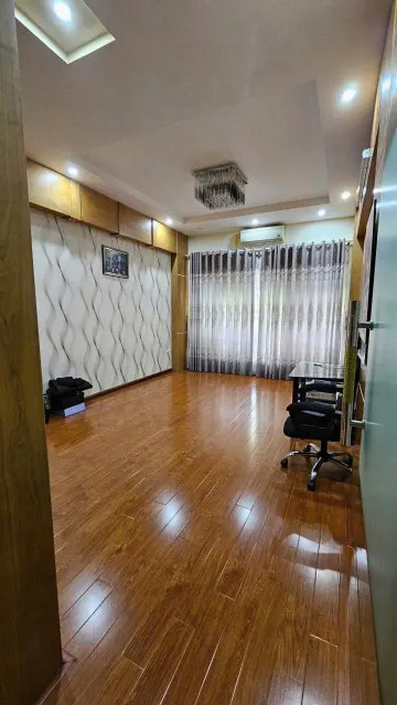 NHÀ PHÂN LÔ - KINH DOANH  - CÁCH PHỐ 30M - LÔ GÓC - PHÂN LÔ Ô TÔ TRÁNH - NGÕ THÔNG - KINH DOANH - KHU VIP - GẦN CHỢ TRƯỜNG - GIAO THÔNG THUẬN TIỆN  42m x 5 tầng. Giá 21,5 tỉ