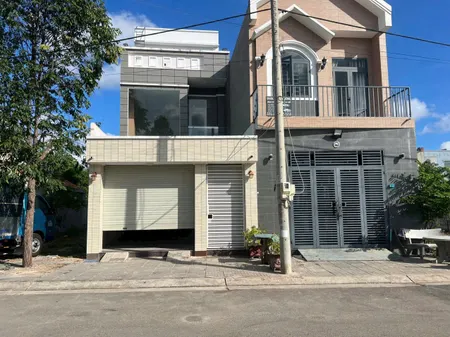 CẦN BÁN NHÀ 1 TRỆT 2 LẦU – ĐƯỜNG NHỰA RỘNG 13M CÓ VỈA HÈ