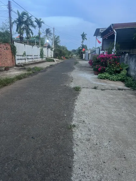 BÁN ĐẤT GIÁ 910 TRIỆU - SỔ HỒNG RIÊNG - ĐƯỜNG Ô TÔ  • Cần bán lô đất đẹp, đã có sổ hồng riêng.  • Diện tích: 6,26m × 25m.  • Thổ cư: 60m².  • Đường: Bê tông rộng, xe ô tô ra vào thoải mái.  • Vị trí: Thôn 4, xã Ea Kao, TP. Buôn Ma Thuột, khu dân cư đông đ