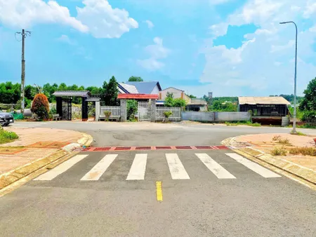 NGỘP BANK BÁN GẤP : Lô 126m² tại KDC Long Đức GIÁ SIÊU NGỘP 2.3tỷ, cách SB 15 phút. Sổ sẵn