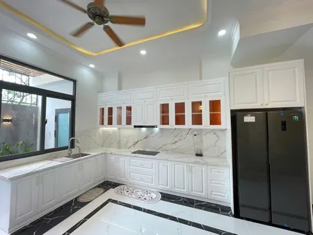 Nhà 3 tầng phong cách Tân Cổ Điển Khu TĐC Đất Lành.
- Dt 58m2 ngang 4m. Dt sàn: 151,1m2
- Kết cấu: 1 trệt 2 lầu, 3pn, 4wc, phòng thờ, sân phơi... Nhà đầy đủ nội thất sang xịn, mới 100% chỉ việc xách valy vô ở.
- Hướng Tây Bắc. Sổ hồng hoàn công 2025
-