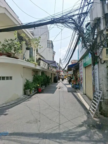 NHÀ QUẬN 7 
+ Kết Cấu Nhà: MT Đang Kinh Doanh gồm trệt, lầu, ST, gồm 2PN, 2WC, Sân Thượng, Bếp, Phòng Khách 
+ Phía sau có 8 Phòng Trọ Cho Thuê 
+ Hẻm Xe Hơi, Tiện Xây Mới