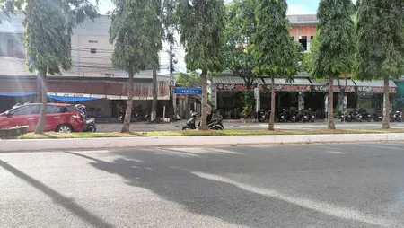 nhà trống có 3 phòng ngủ kết cấu trệt gác đúc mỗi phòng 20m2 và Có 2wc